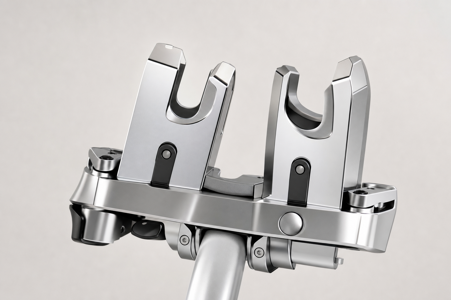 Nahaufnahme der CNC-gefrästen Aluminium-Aufnahme, die exakt in die Maxi-Cosi-Klickpunkte des Joolz-Rahmens greift.